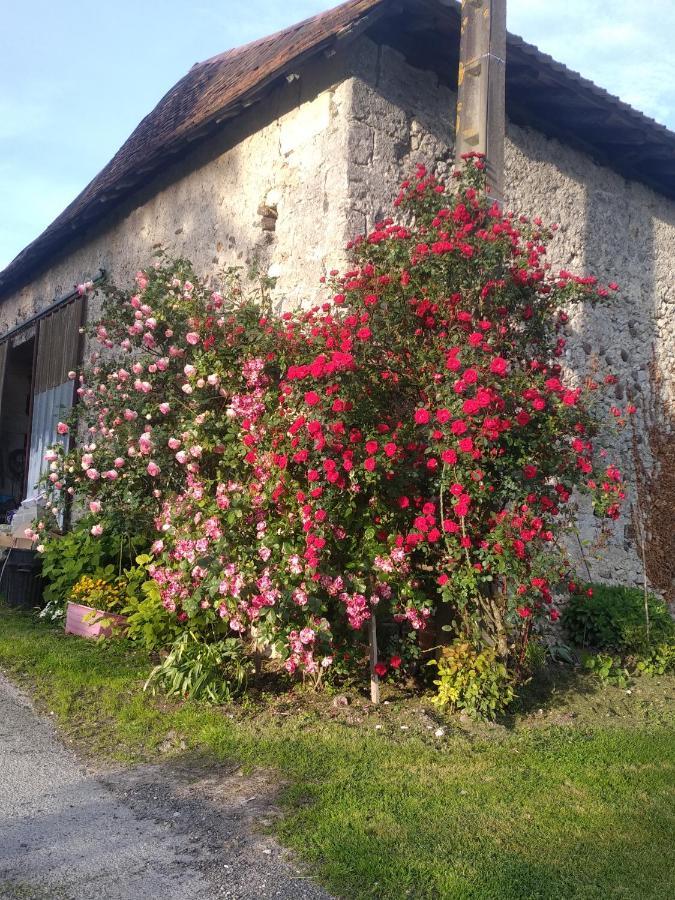 Maison De Campagne A La Ferme Pillac Exteriör bild